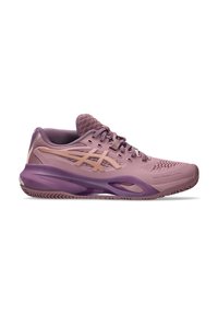 Baskets de tennis violettes avec une tige texturée, un embout renforcé et une semelle intermédiaire rembourrée, dotées d'une semelle extérieure en caoutchouc et d'un système de laçage structuré.
