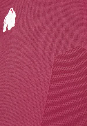 Bordeaux kledingstuk met een gestructureerd breipatroon en een gladde zone aan de ene kant. Inclusief een witte logodetail die zich in de linkerbovenhoek bevindt.