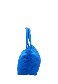 Niebieska torebka w kształcie trójkąta, pikowana, z dwoma teksturowanymi uchwytami oraz widocznymi szwami, co nadaje jej uporządkowany wygląd.