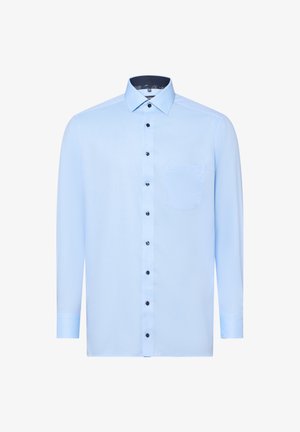 Camicia da uomo a maniche lunghe di colore azzurro chiaro, con tasca frontale, bottoni scuri e colletto standard su sfondo bianco.