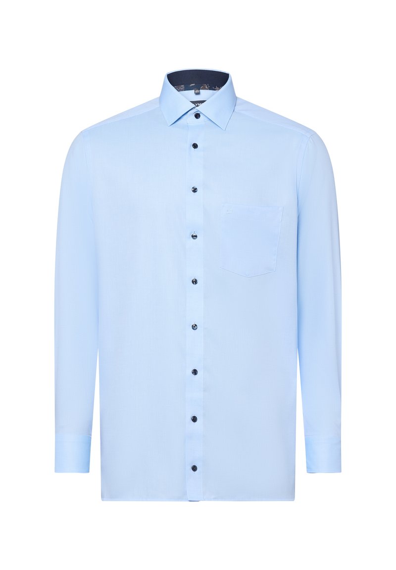 Camicia da uomo a maniche lunghe di colore azzurro chiaro, con tasca frontale, bottoni scuri e colletto standard su sfondo bianco.