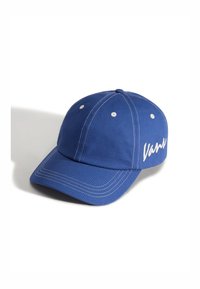 Modrá baseballová kšiltovka s zakřiveným kšiltem, bílými švy a slovem "Vans" vyšitým bílou nití na přední straně. Bavlněný materiál.