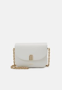 Vit läder crossbody-väska med en rundad klaff, guldfärgade detaljer och en kedjestropp. Har en präglad logotyp på framsidan och en texturerad yta.