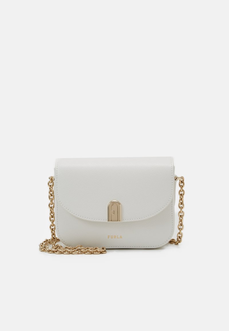 Borsa a tracolla in pelle bianca con pattina curva, hardware in tonalità oro e tracolla a catena. Presenta un logo impresso sul davanti e una finitura testurizzata.