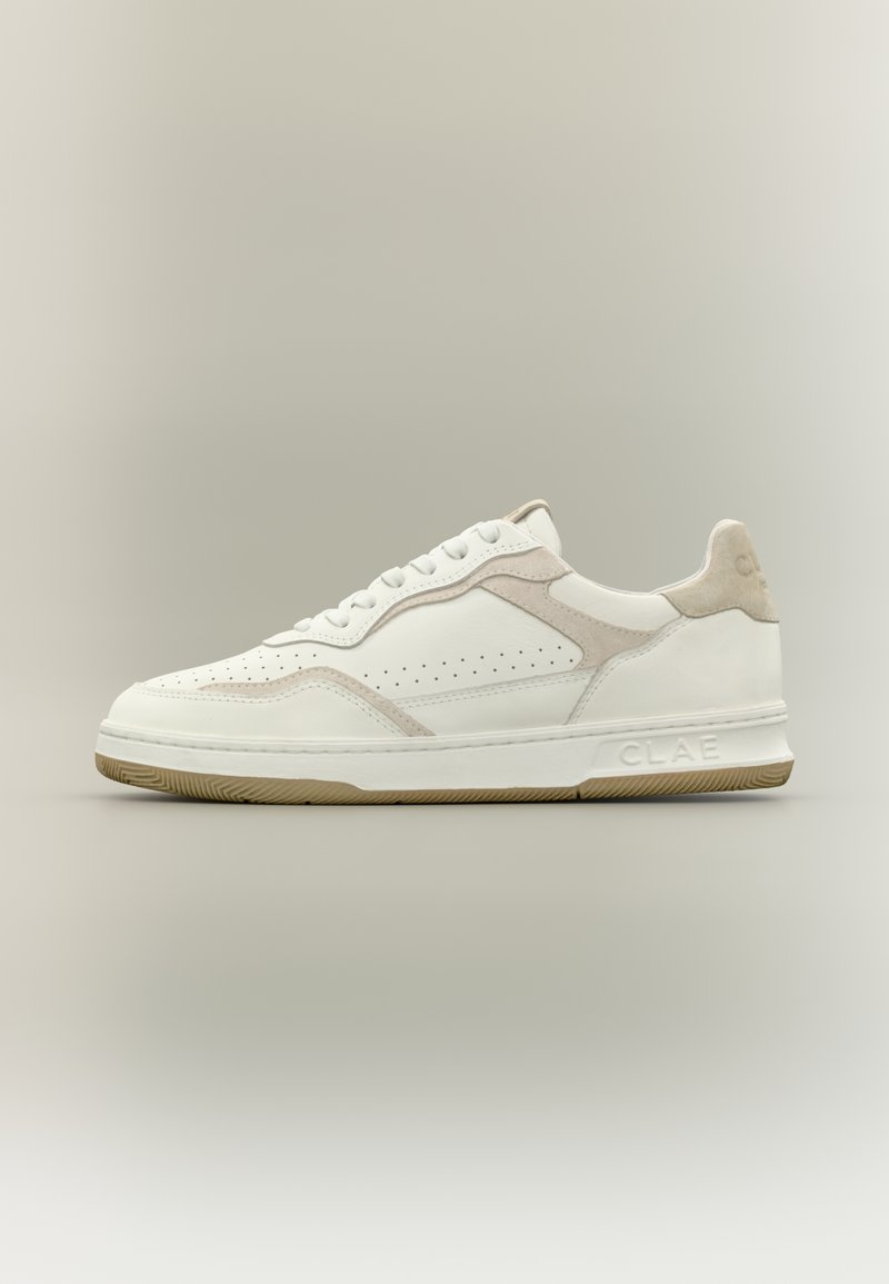 Λευκό sneaker χαμηλού ύψους με μπεζ σουέντ λεπτομέρειες, διάτρητο σχέδιο, μπροστινό δέσιμο με κορδόνια και σόλα από λάστιχο με ανάγλυφη σήμανση "CLAE".