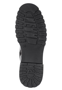 Suola di scarpa in gomma nera con scanalature profonde, con logo circolare e motivi testurizzati per la presa. Resistente e progettata per la trazione.