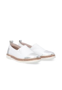 Witte instap schoenen met een zilveren neuskap, een gestructureerde gevlochten jute tussenzool en een gladde leren afwerking. Flexibele rubberen zool met een trekband.