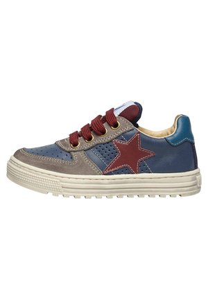 Sneaker in pelle e suede blu, grigio e rosso, con un accento a forma di stella, dettagli perforati e suola in gomma testurizzata. Lacci rossi.