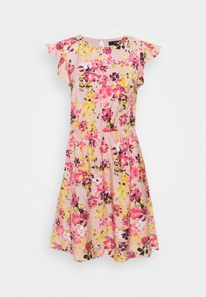 Różowa sukienka do kolan z żółtym, czerwonym i czarnym kwiatowym nadrukiem, krótkimi falującymi rękawami i talią podkreśloną paskiem.