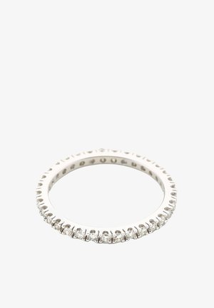 Valge metallist sõrmus, millel on sile ja ümar bänd, ning peal on rida ühtlase vahega selgeid vääriskive.