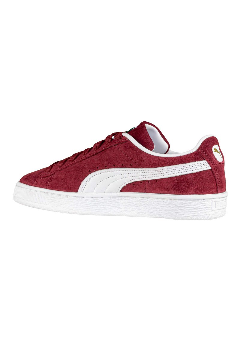 Sneaker in suede rosso con suola e dettagli in gomma bianca. Presenta un classico design con lacci, superficie texturizzata e accentuazione del logo.