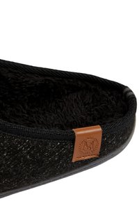 Zwarte wollen pantoffel met een текстур van oppervlak, zachte zwarte binnenkant en een bruine leren label. Beschikt over een ronde vorm en slip-on ontwerp.