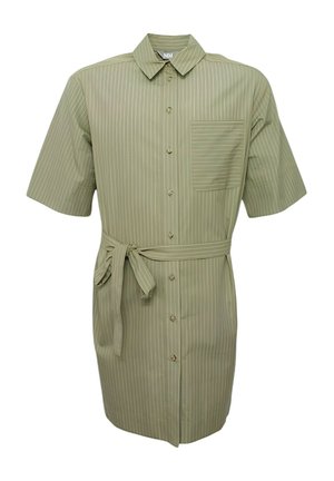 Camicia a maniche corte, con bottoni, di colore verde chiaro con righe verticali bianche, una tasca sul petto e una cintura coordinata annodata in vita.