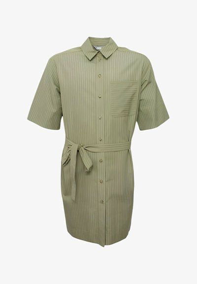 Camicia a maniche corte, con bottoni, di colore verde chiaro con righe verticali bianche, una tasca sul petto e una cintura coordinata annodata in vita.