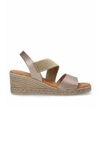 Sandalia cuña en metalizado dorado y tela beige. Presenta tiras cruzadas, un acabado texturizado y una suela intermedia de yute trenzado para mayor altura.