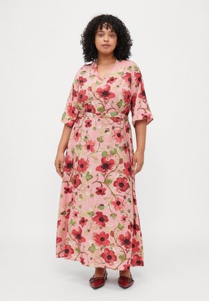 Robe midi florale avec des manches courtes évasées ; base rose avec des motifs floraux rouges et verts ; ceinturée à la taille ; tissu léger.