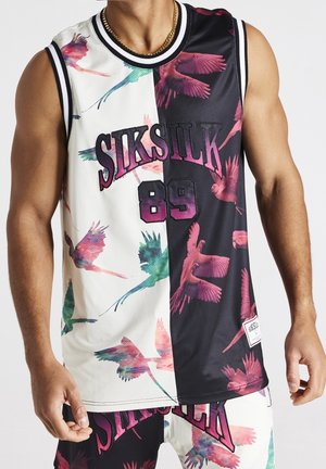 Maillot de basketball sans manches avec un design moitié blanc, moitié noir, imprimé d’oiseaux colorés, texte « SIKSILK 89 », porté par une personne avec une chaîne en or.