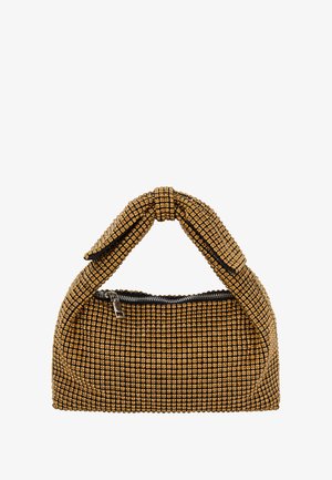 Metallic guld skuldertaske med en knyttet hank, dækket af små firkantede rhinsten. Har en lynlåslukning og en struktureret overflade.