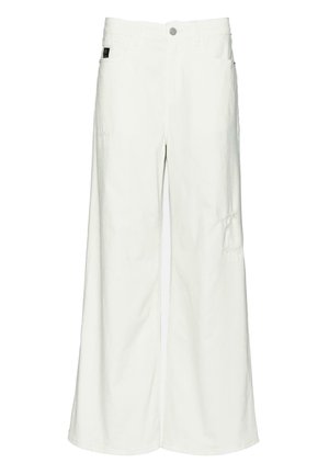 Valkoiset leveälahkeiset farkut. Ominaisuuksiin kuuluu korkea vyötärö, etutaskut ja hillitty kulunut yksityiskohta kankaassa.