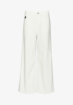 Valkoiset leveälahkeiset farkut. Ominaisuuksiin kuuluu korkea vyötärö, etutaskut ja hillitty kulunut yksityiskohta kankaassa.