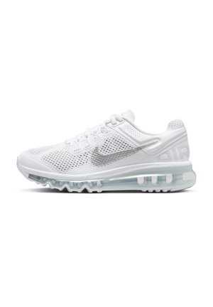 Witte Nike hardloopschoen met mesh bovenwerk, zichtbare luchtgeveerde zool en zilverkleurig swoosh-logo aan de zijkant, naar rechts gericht.
