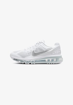Biały but do biegania Nike z siateczkową cholewką, widoczną podeszwą z poduszką powietrzną oraz srebrnym logo Swoosh po boku, skierowany w prawo.