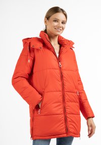 Giacca imbottita rossa con chiusura zip, cappuccio e due tasche laterali. Presenta un design trapuntato e chiusure regolabili.