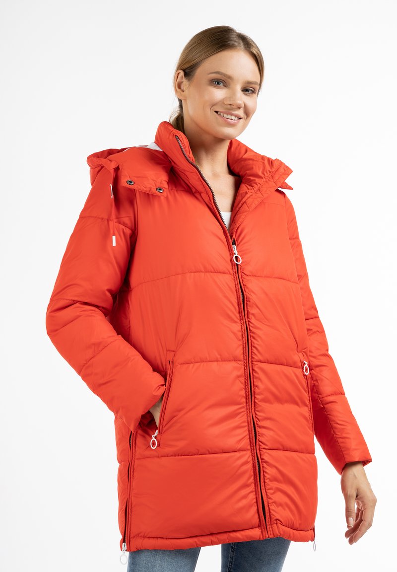 Giacca imbottita rossa con chiusura zip, cappuccio e due tasche laterali. Presenta un design trapuntato e chiusure regolabili.