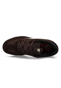 Braune DC-Skate-Schuh mit Schnürsenkeln, Mesh-Zunge und gepolstertem Kragen, von oben betrachtet auf einem weißen Hintergrund.