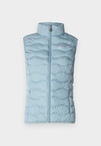 Smanicato imbottito azzurro chiaro con collo alto, zip frontale e motivo a onde. Presenta un dettaglio con logo sulla parte superiore sinistra.