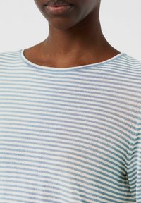 Leichtes gestreiftes Hemd in Pastellblau und Weiß. Verfügt über einen weiten Ausschnitt und eine weiche Textur mit lässiger Passform.