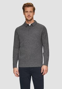 Grijze gebreide pullover met een kraaglijn en twee knopen, lange mouwen en een ribgebreide zoom. Gemaakt van een zachte wolmix.