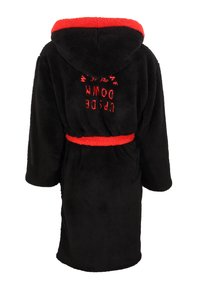 Zwarte fleece badjas met rode accenten, inclusief een kap, tailleband en bedrukte tekst op de rug. Zachte textuur, lange mouwen en knielang.