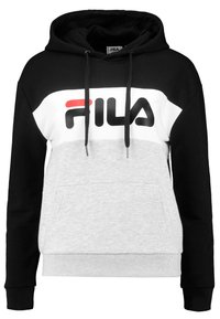Sudadera en negro, blanco y gris con un bolsillo frontal, cordones y un gran logo "FILA" en el pecho. Textura de tela suave.