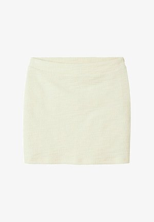 Witte textuur minirok met een soepele tailleband. De stof heeft een subtiel geribbeld patroon, wat zorgt voor een zachte en vriendelijke uitstraling.