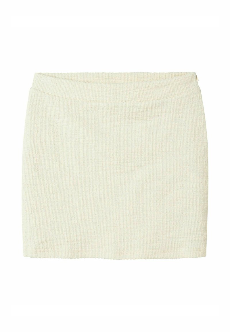 Vit texturerad mini kjol med en slät midja. Tyget har ett subtilt ribbat mönster som ger en mjuk och behaglig yta.