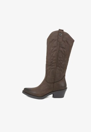 Stivali da cowboy in pelle marrone con cuciture decorative, punta appuntita e tacco basso. Presentano un albero alto e una linguetta per il pull.
