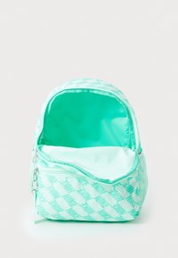 Sac à dos vert menthe avec un compartiment principal zippé, arborant un motif répétitif de logo blanc et une doublure intérieure lisse.