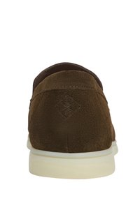 Pantof brown din nubuc, având o textură netedă, un design minimalist și o talpă din cauciuc alb, cu un emblemă subtilă pe spate.