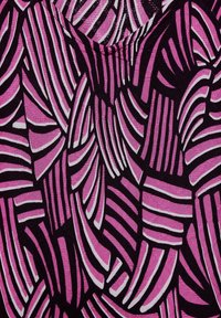 Textil mit einem abstrakten Muster aus rosa und weißen geschwungenen Formen vor einem dunklen Hintergrund. Das Material scheint strukturiert und mit einer gewebten Oberfläche versehen zu sein.