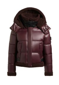 Veste matelassée bordeaux foncé avec doublure en polaire marron, grande capuche, fermeture éclair à l'avant, boutons-pression aux poignets et deux poches avant.