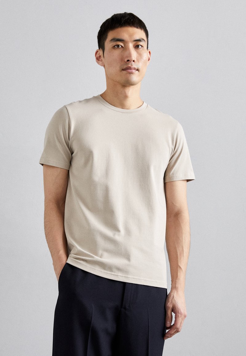Filippa K - Basic T-shirt - light taupe, Enlarge
