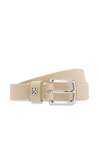 Ceinture en daim beige avec une boucle en argent, présentant une texture lisse et un détail logo. Le design est simple et fonctionnel.