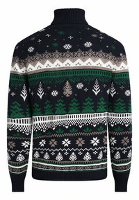 Marinefarbener Wintersweater mit hohem Kragen, der geometrische Muster, grüne Bäume, weiße Schneeflocken und horizontale Streifen in Beige und Schwarz zeigt.