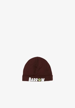 Gorro tipo beanie marrón con ala doblada que presenta texto blanco "BARROW" y una cara sonriente amarilla con colmillos que reemplazan la letra O.