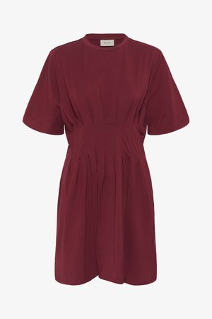 Bordeauxrotes Kurzarmkleid mit geraffter Taillendetailierung und rundem Ausschnitt, aus weichem Stoff, Marke Gestuz.