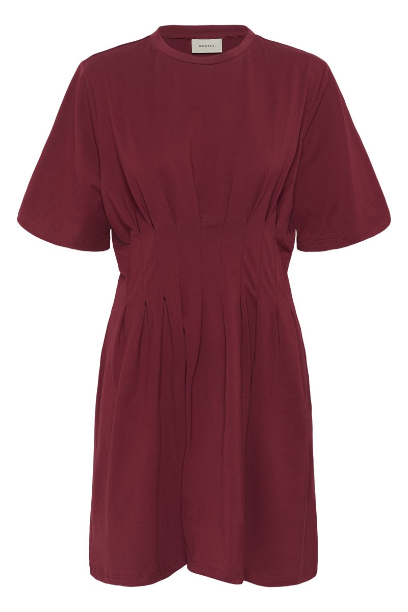 Robe bordeaux à manches courtes avec taille froncée et encolure ronde, confectionnée en tissu doux, étiquetée Gestuz.