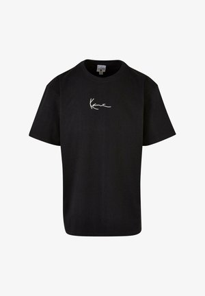 Čierne bavlnené tričko s okrúhlym výstrihom a krátkymi rukávmi, s bielym podpisovým logom v oblasti hornej ľavej hrude.