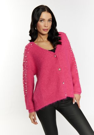 Felroze, oversized cardigan met een V-hals, parelaccenten langs de mouwen en drie knopen. Gemaakt van een zachte, vlezige textuur.