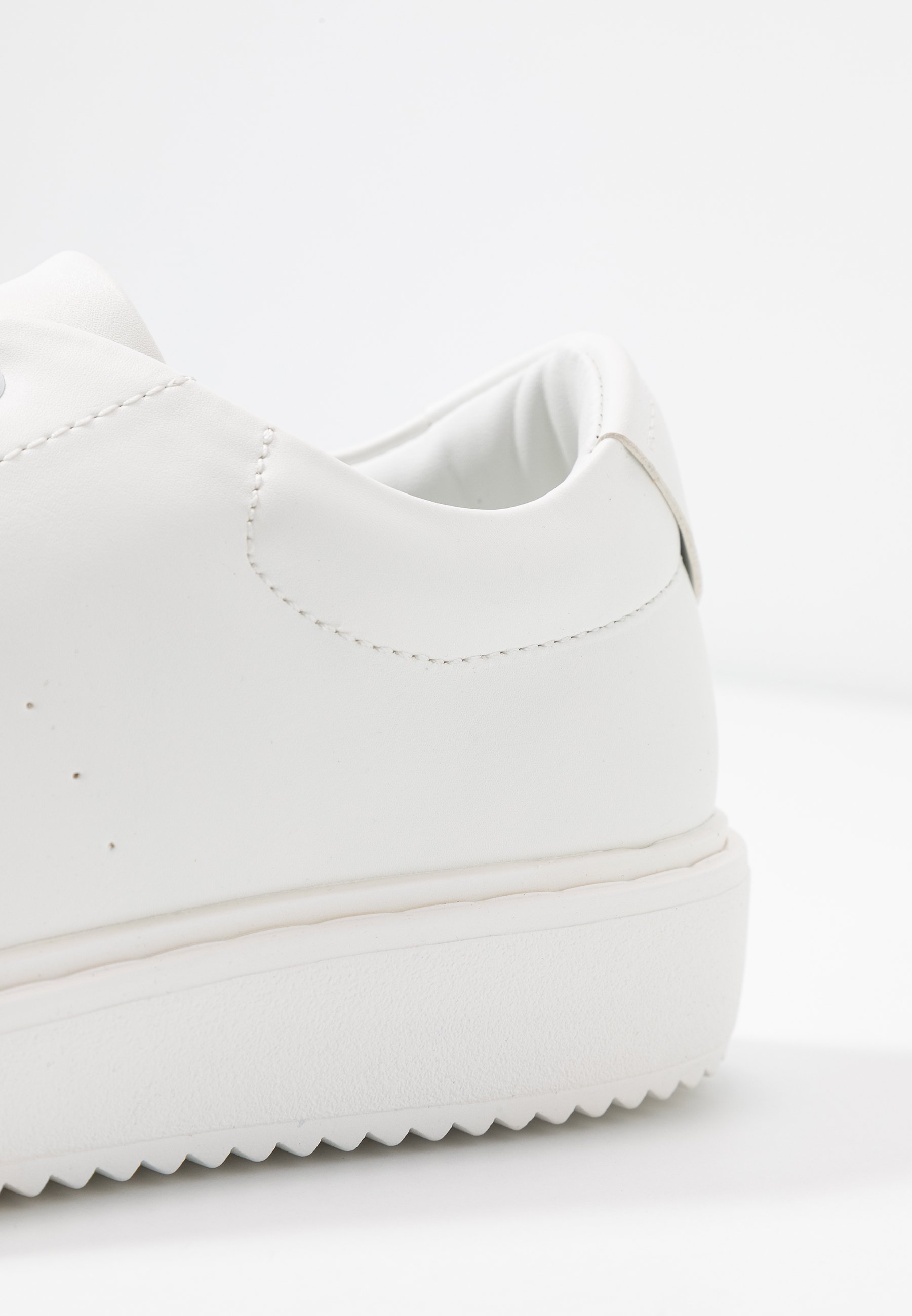 wide fit platform trainers